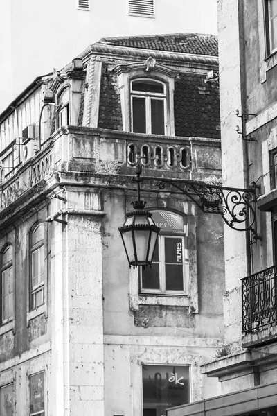 Lissabon, Portugal, op 22 juni 2017. De zon brandt een gevel van gebouw in het centrum en zijn typische inrichting. — Stockfoto