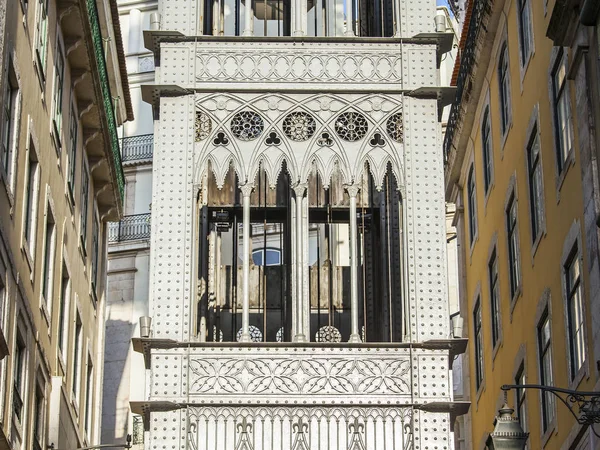 LISBOA, PORTUGAL, em 22 de junho de 2017. O sol da manhã ilumina Elevador de Santa Justa (Elevador do Carmo), um dos principais pontos turísticos da cidade — Fotografia de Stock