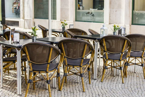 LISBOA, PORTUGAL, em 22 de junho de 2017. As mesas no café abaixo do céu aberto em uma parte histórica da cidade esperam visitantes no início da manhã — Fotografia de Stock