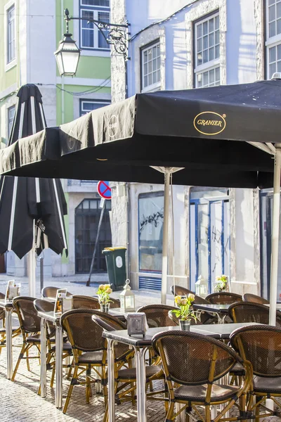 Lisabon, Portugalsko, na 22. června 2017. Tabulky v kavárně pod širým nebem v historické části města čekat návštěvníků v časných ranních hodinách — Stock fotografie