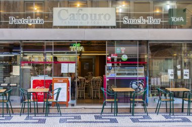 Lizbon, Portekiz, üzerinde 22 Haziran 2017. Ziyaret edenler sabahın erken saatlerinde masalara Cafe şehrin tarihi bir bölümünü açık havada