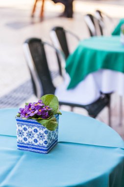 Lizbon, Portekiz, üzerinde 22 Haziran 2017. Ziyaret edenler sabahın erken saatlerinde masalara Cafe şehrin tarihi bir bölümünü açık havada