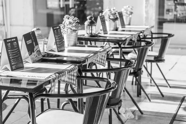 Lisabon, Portugalsko, na 22. června 2017. Tabulky v kavárně pod širým nebem v historické části města čekat návštěvníků v časných ranních hodinách — Stock fotografie
