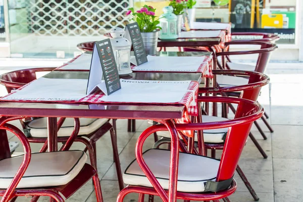 Lizbon, Portekiz, üzerinde 22 Haziran 2017. Ziyaret edenler sabahın erken saatlerinde masalara Cafe şehrin tarihi bir bölümünü açık havada