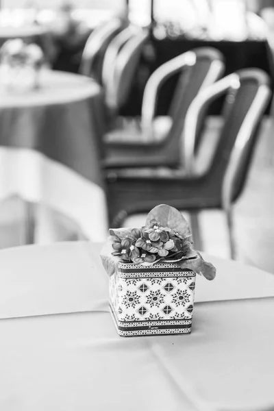 Лісабон, Португалія, на 22 червня 2017 року. Таблиці в кафе під відкритим небом в історичній частині міста чекати відвідувачів раннього ранку — стокове фото