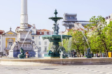 Lizbon, Portekiz, üzerinde 15 Haziran 2017. Peter IV karesiyle mimari bir kompleks şehir merkezinde güzel çeşme Süsle.
