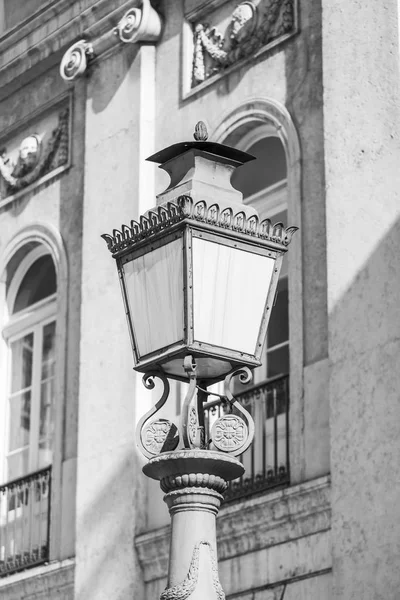 Lissabon, Portugal, 22 juni 2017. Vackra antika lampan dekorerar gatan i en historisk del av staden — Stockfoto