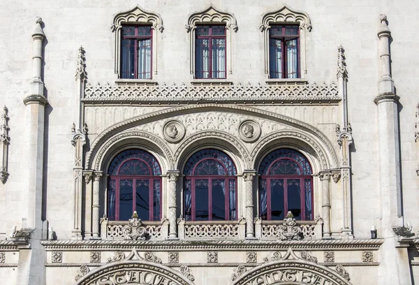 Lisabon, Portugalsko, na 22. června 2017. Obratný sochařské výzdoby zdobí průčelí jednoho z nejstarších nádraží Rossio — Stock fotografie