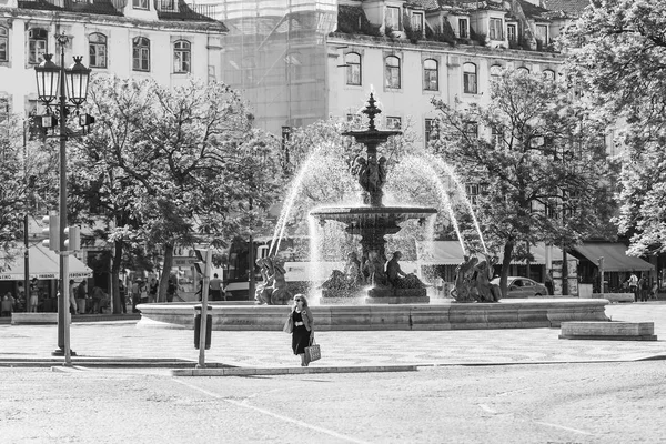 LISBOA, PORTUGAL, 15 de junio de 2017. La hermosa fuente decora un complejo arquitectónico de la plaza de Pedro IV en el centro de . —  Fotos de Stock