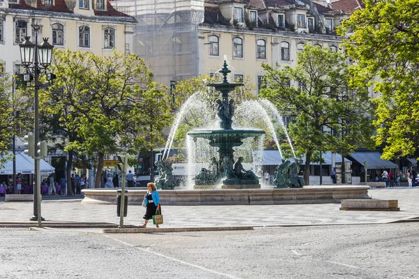 Lizbona, Portugalia, na 15 czerwca 2017 r. Zdobi piękna fontanna to kompleks architektoniczny Peter Iv kwadrat w centrum. — Zdjęcie stockowe