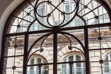 Lizbon, Portekiz, üzerinde 22 Haziran 2017. Bina cephe şehir ve onun tipik dekor bilir. Figürlü bir pencereden Bina içinde bir görünüm