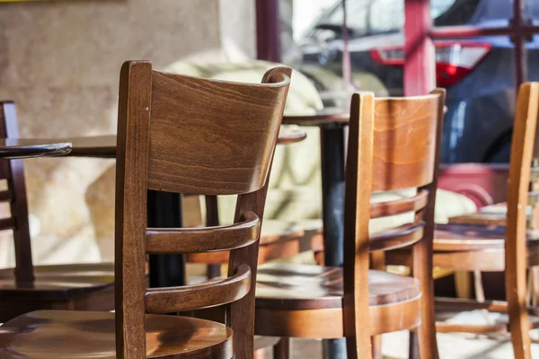 Lissabon, Portugal, op 22 juni 2017. Tabellen in café onder de blote hemel in een historische deel van de stad wachten bezoekers in de vroege ochtend — Stockfoto