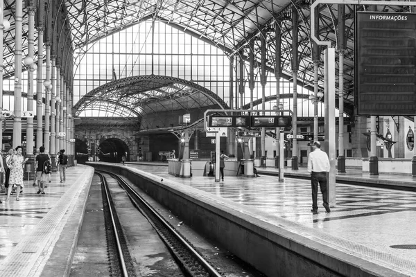 LISBOA, PORTUGAL, em 22 de junho de 2017. As pessoas esperam o trem em plataformas de uma das estações ferroviárias mais antigas do Rossio — Fotografia de Stock