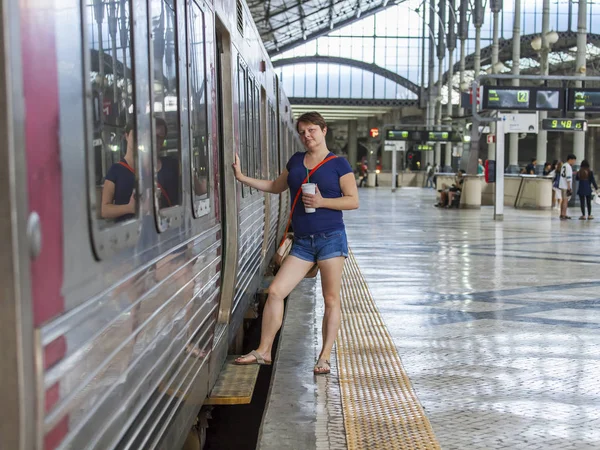 LISBOA, PORTUGAL, 22 de junio de 2017. La gente espera el tren en los andenes de una de las estaciones de tren más antiguas de Rossio —  Fotos de Stock