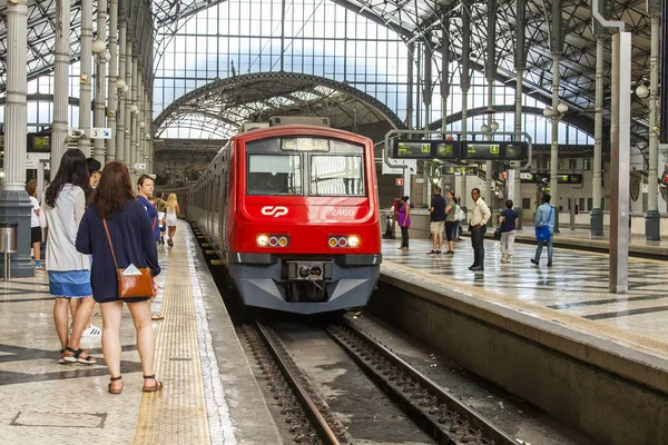 リスボン、ポルトガル、2017 年 6 月 22 日に。人々 は、ロシオの最も古い鉄道駅の 1 つのプラットフォームで電車を期待します。 — ストック写真