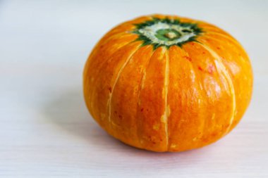   Taze turuncu bir masada kabak