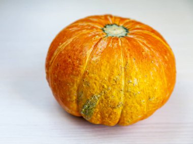   Taze turuncu bir masada kabak