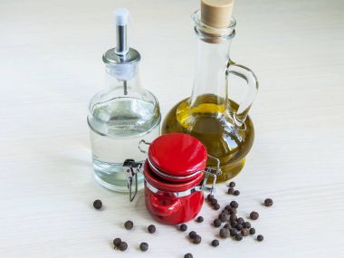    Baharatlar, yağ ile sirke bir tablo için tanklar