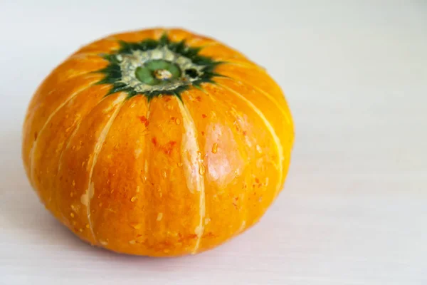 Zucca arancione fresca su un tavolo — Foto Stock