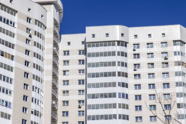 Pushkino, Rusya, üzerinde 25 Şubat 2017. Yeni bir multystoried ev şehir merkezinde bir parçası bilir