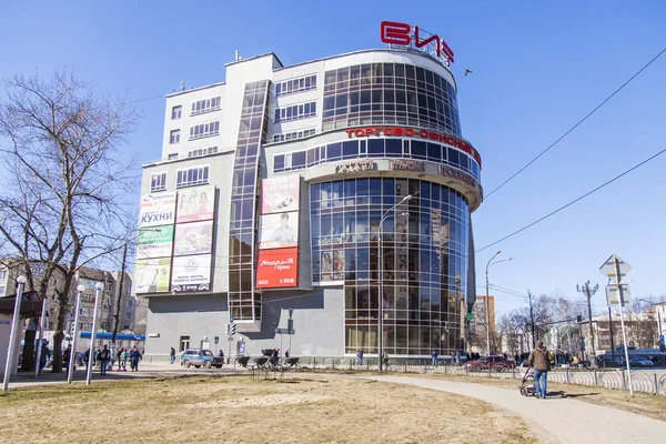 PUSHKINO, RÚSSIA, em 25 de março de 2017. O sol ilumina o edifício do moderno centro comercial no centro da cidade — Fotografia de Stock