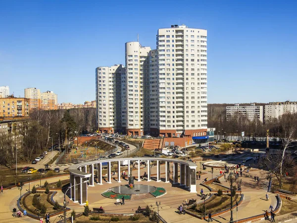 Pushkino, russland, am 25. März 2017. das moderne mehrstöckige haus ist das zentrum eines architektonischen komplexes der innenstadt — Stockfoto