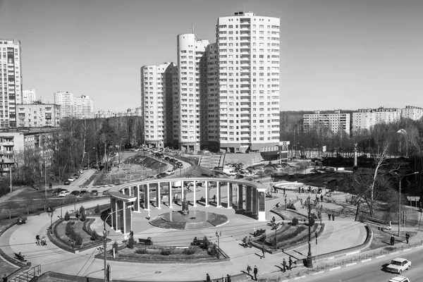 PUSHKINO, RUSSIA, 25 marzo 2017. La moderna casa a più piani è il centro di un complesso architettonico del centro — Foto Stock