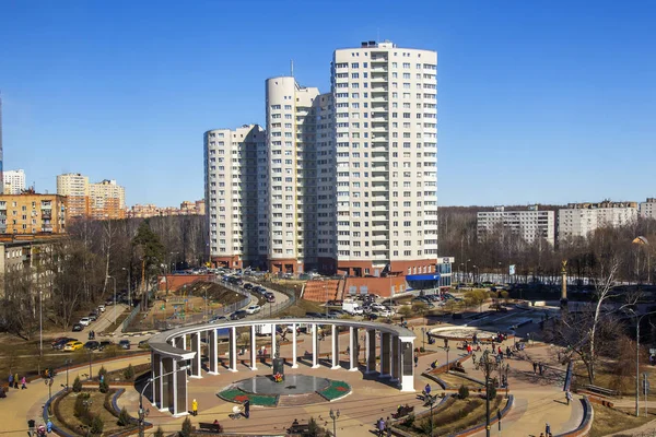 Pushkino, Rusko, na 25 březnu 2017. Moderní multystoried dům je středem architektonického komplexu downtown — Stock fotografie