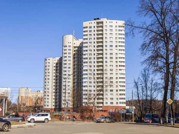 PUSHKINO, RUSSIE, le 25 mars 2017. La maison à étages moderne est le centre d'un complexe architectural du centre-ville — Photo
