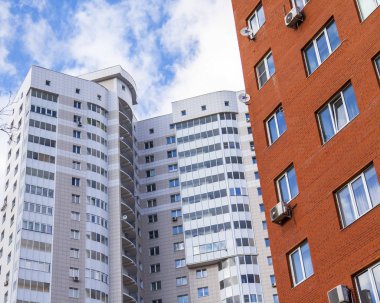 Pushkino, Rusya, üzerinde 25 Şubat 2017. Yeni bir multystoried ev şehir merkezinde bir parçası bilir