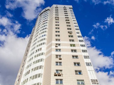 Pushkino, Rusya, üzerinde 25 Şubat 2017. Yeni bir multystoried ev şehir merkezinde bir parçası bilir