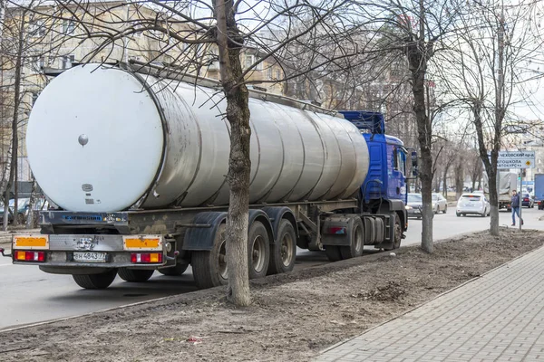 Pushkino, Rusya, üzerinde 25 Şubat 2017. Kamyonu şehir caddede gidiyor
