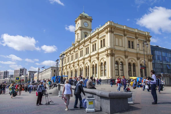 MOSCA, RUSSIA, il 31 luglio 2017. La gente percorre la piazza di fronte a una facciata della stazione di Leningrado — Foto Stock