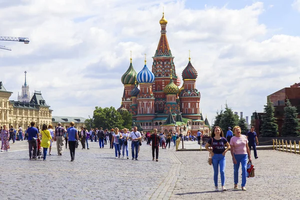 MOSCÚ, RUSIA, 31 de julio de 2017. La gente camina en la Plaza Roja. St. Catedral de Basilio (Catedral de Pokrovsky) en la distancia — Foto de Stock