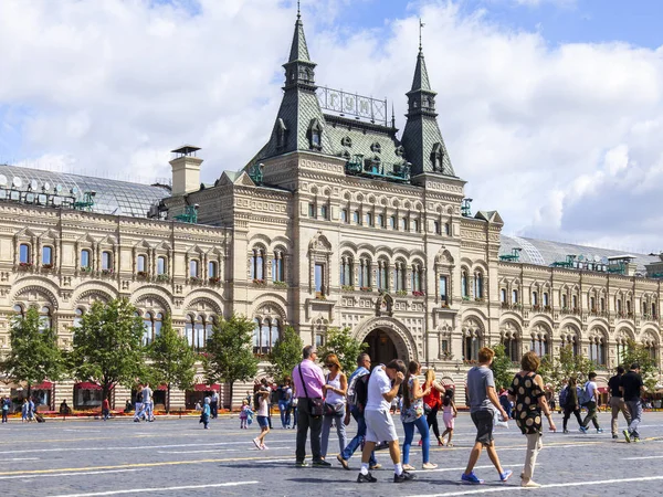 Moskwa, Rosja, w dniu 31 lipca 2017. Historyczne sklep Gum jest częścią to kompleks architektoniczny Plac Czerwony, znane centrum handlowe i jeden z symboli miasta Moskwa. — Zdjęcie stockowe