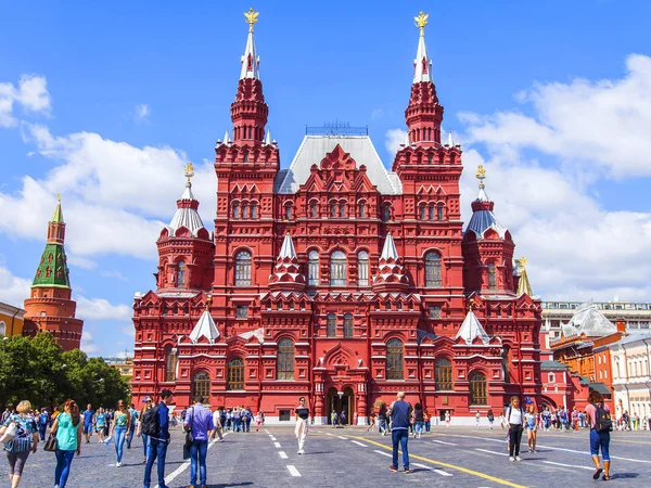 Moskau, russland, am 31. juli 2017. die menschen gehen in die nähe des gebäudes des historischen museums (es wurde in den jahren 1875 - 1881 auf dem vdadimira-projekt aus scherwood in formen der russischen architektur des 16. jahrhunderts errichtet) auf dem roten platz. — Stockfoto