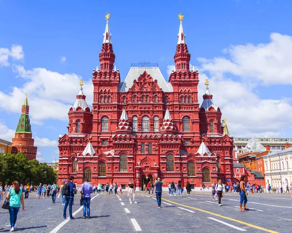 Moskau, russland, am 31. juli 2017. die menschen gehen in die nähe des gebäudes des historischen museums (es wurde in den jahren 1875 - 1881 auf dem vdadimira-projekt aus scherwood in formen der russischen architektur des 16. jahrhunderts errichtet) auf dem roten platz. — Stockfoto