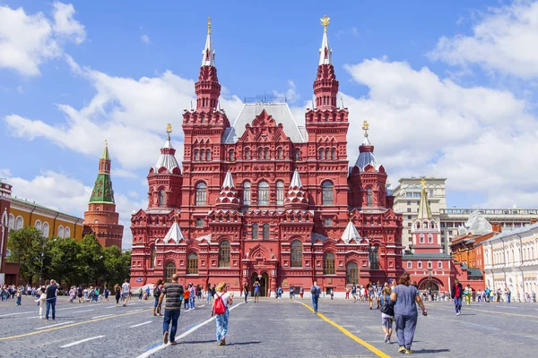 モスクワ、ロシア、2017 年 7 月 31 日に。人々 が赤の広場での歴史的博物館 (1875-1881 年 16 世紀のロシア建築の形態のシャーウッドの Vdadimira プロジェクトの構築) の建物の近くに行く. — ストック写真