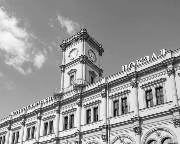 MOSCÚ, RUSIA, 31 de julio de 2017. La pequeña torre con horas decora el edificio de la estación de Leningrado — Foto de Stock