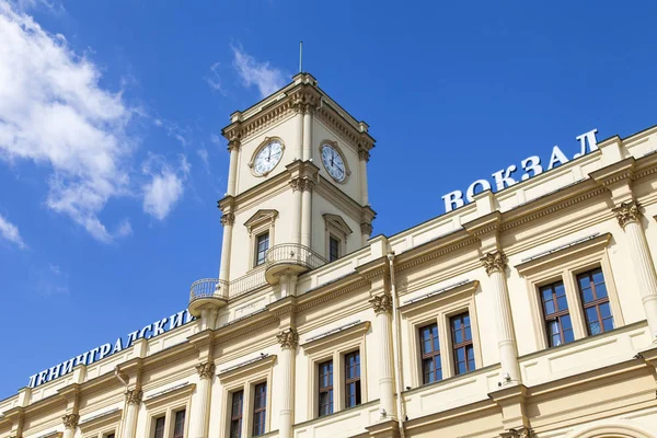 MOSCA, RUSSIA, il 31 luglio 2017. La piccola torre con ore decora l'edificio della stazione di Leningrado — Foto Stock
