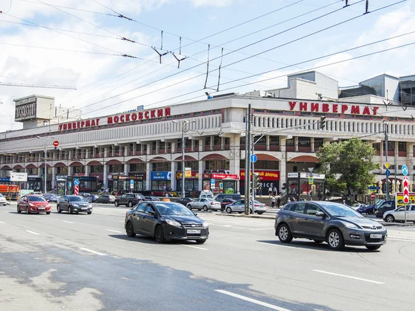 МОСКВА, Россия, 31 июля 2017 года. Автомобили идут по Комсомольской площади о московском универмаге — стоковое фото