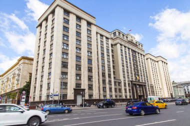 Moskova, Rusya, üzerinde 31 Temmuz 2017. Arabalar sokakta Okhotny Ryad devlet Duma kurarak gidin.