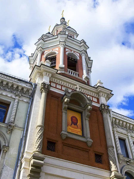 Moskva, Rusko, na 31 červenci 2017. Zvonice se tyčí nad Spassiky katedrála kláštera Zaikono-Spasskij na Nikolskaya Street — Stock fotografie