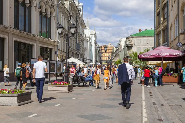 Moskova, Rusya, üzerinde 31 Temmuz 2017. Nikolskaya Street, şehir merkezindeki trafiğe kapalı alanda birlikte insanlar gitmek