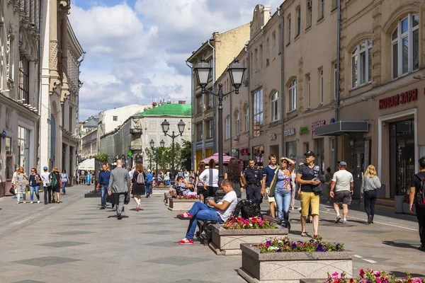 МОСКВА, Россия, 31 июля 2017 года. Люди идут по Никольской улице, пешеходной зоне в центре города — стоковое фото