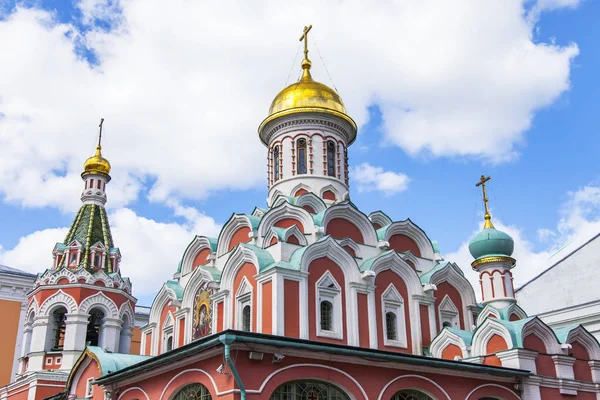 Moskova, Rusya, üzerinde 31 Temmuz 2017. Kazan Katedrali Kızıl Meydan ve Nikolskaya Street, Ortodoks Kilisesi köşesinde bilir