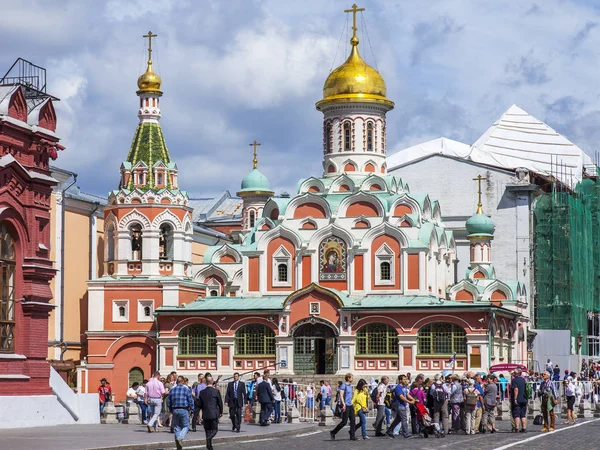 MOSCÚ, RUSIA, 31 de julio de 2017. El sol ilumina la Catedral de Kazán en la esquina de la Plaza Roja y la calle Nikolskaya, iglesia ortodoxa —  Fotos de Stock