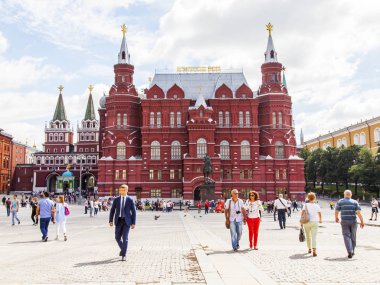 Moskova, Rusya, üzerinde 31 Temmuz 2017. (1875-1881 16. yüzyıl Rus mimarisinin formlarda inşa edilmiştir) Tarihi Müzesi Manezhnaya Meydanı'nda building yakınındaki insanlar gider. 