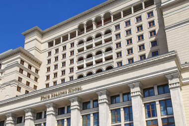 Moskova, Rusya, üzerinde 31 Temmuz 2017. Bir cephe Manezhnaya Meydanı'na gelen tarihi otel Moskova'nın binasının bilir
