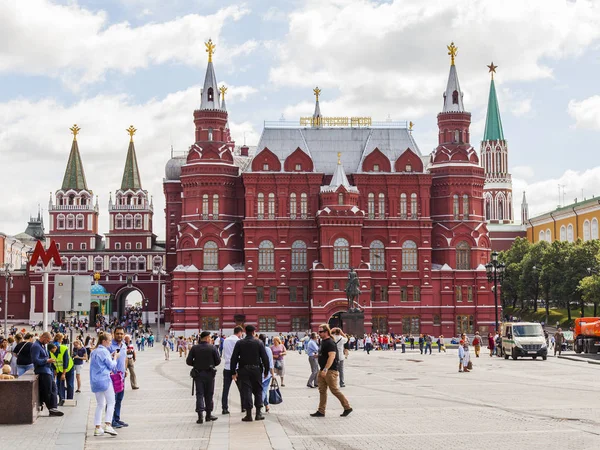 Moskova, Rusya, üzerinde 31 Temmuz 2017. (1875-1881 16. yüzyıl Rus mimarisinin formlarda inşa edilmiştir) Tarihi Müzesi Manezhnaya Meydanı'nda building yakınındaki insanlar gider. — Stok fotoğraf